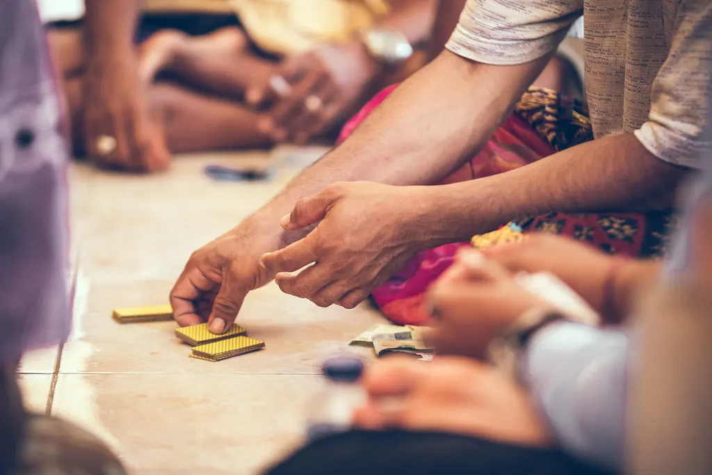 Cartas sobre una superficie oscura
